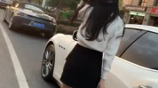 小姐姐提前下车,背后故事引人猜测
