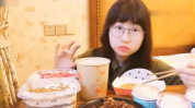 小姐姐吃六个蛋糕盒子,小姐姐挑战吃下六个蛋糕盒子